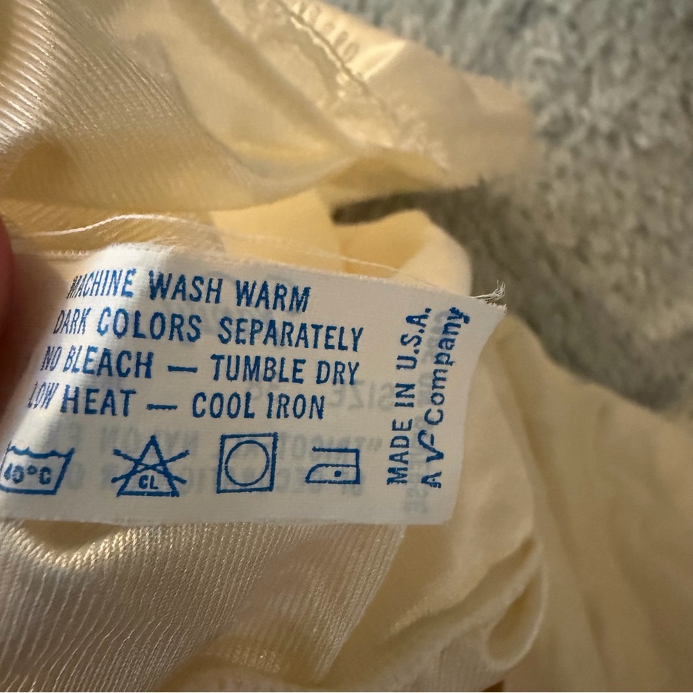 Vintage Vanity Fair Nude Lace Trim Tricut Tank Top Size 38 XL - Picture 4 of 4